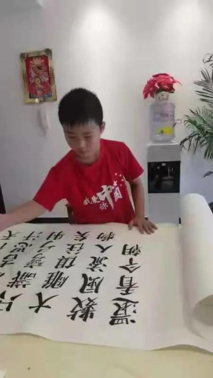 说起檀天煜练习书法的初衷,他妈妈告诉记者"字如其人"是中华汉字独有