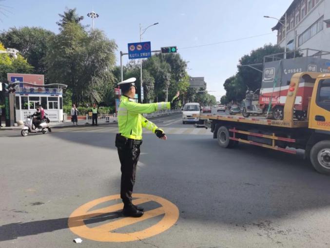 晚高峰时段,灵武交警在各大路口指挥交通,疏堵保畅.