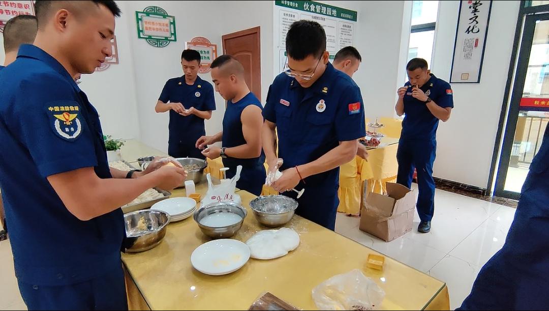 不同的岗位同样的坚守消防员和环卫工人一起过中秋