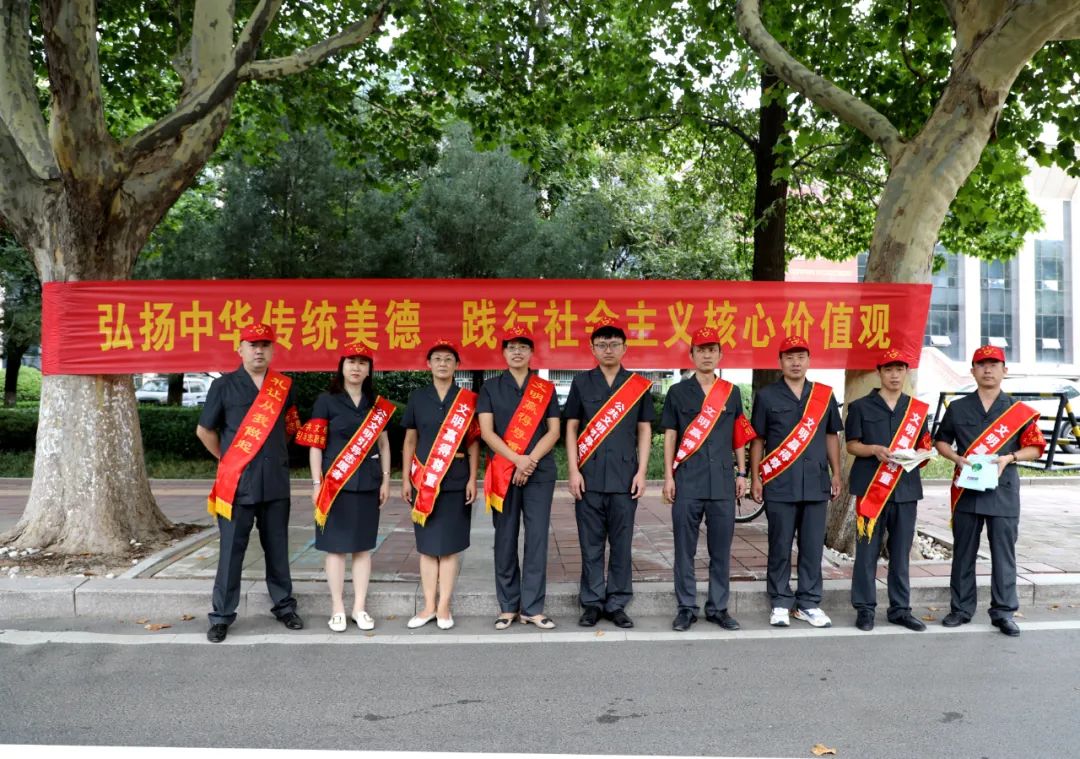 近日,城阳法院组织党员志愿者开展创建全国文明典范城市志愿者活动.