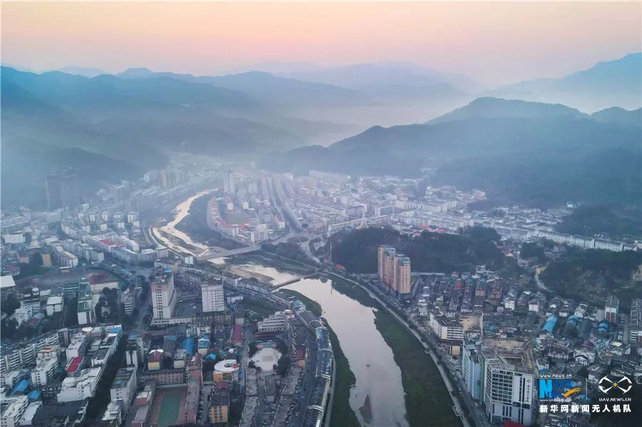 航拍岳西县城,云蒸霞蔚气象万千