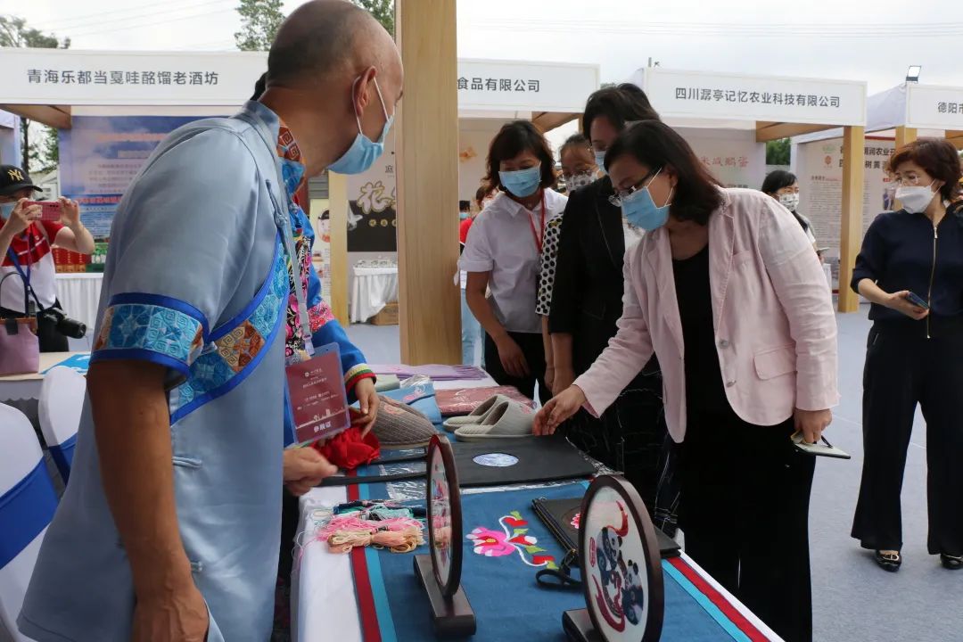 川渝乡村女能人成果展亮相中国农民丰收节
