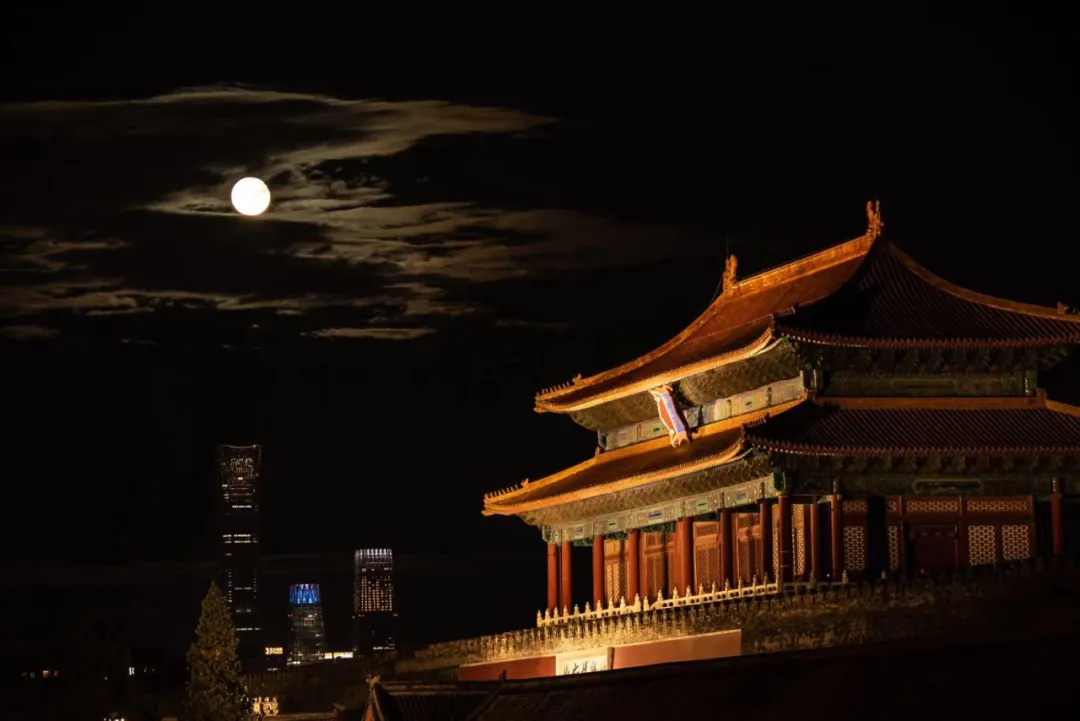 那是一轮 穿越时空的古老月亮 月满西