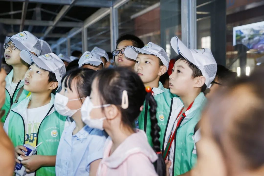 区科协举办坐科学巴士探变废为宝科普研学活动