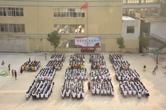 送法进校园涟源法院走进蓝溪中学上法治早自习