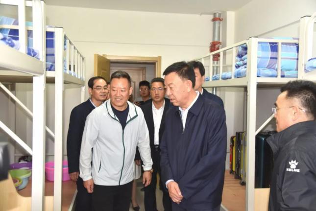 兰州新区看望慰问舟曲第五批地质灾害避险搬迁群众并调研甘南实验中学