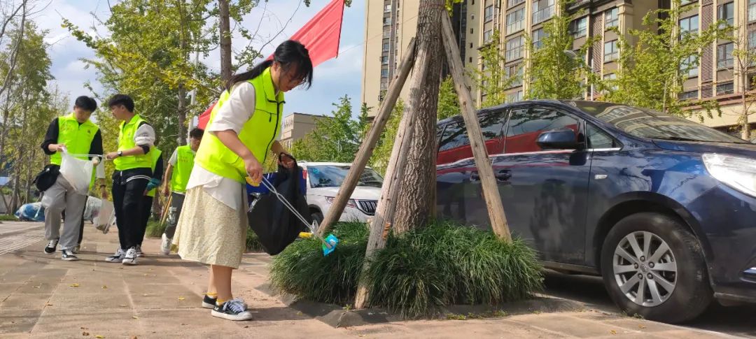 捡垃圾,倡文明,促环保—巴中青年志愿者在行动