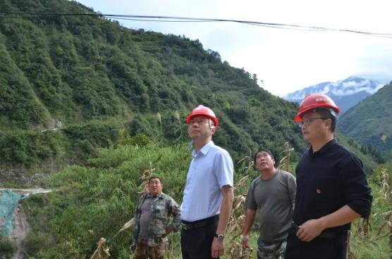 9月27日,县委书记宋晓军,县委副书记蔡明明一行,到得妥镇紫雅场村通村