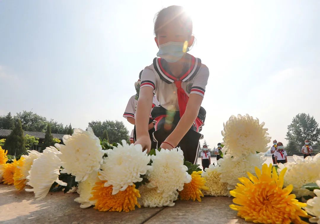 2021年9月29日,海港区缪庄小学学生在秦皇岛烈士陵园向烈士献花.