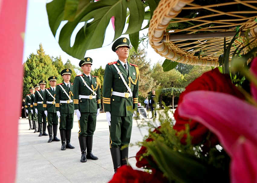 甘肃省张掖市高台县的中国工农红军西路军纪念馆内,14名礼兵抬起书写