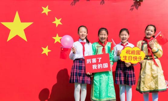 太美了满城中国红