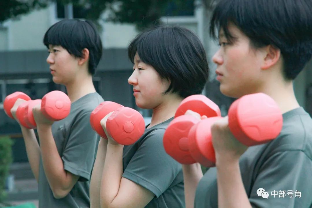 体能冲刺季女兵班的逆袭之路