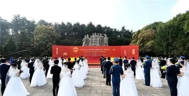 烈士纪念日,江苏百名新婚夫妇向革命烈士献花仪式举行