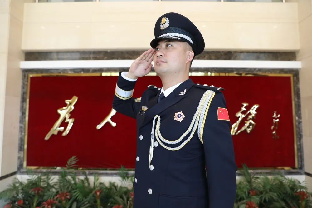 庆祝中华人民共和国成立72周年升国旗暨中国人民警察警礼服列装仪式