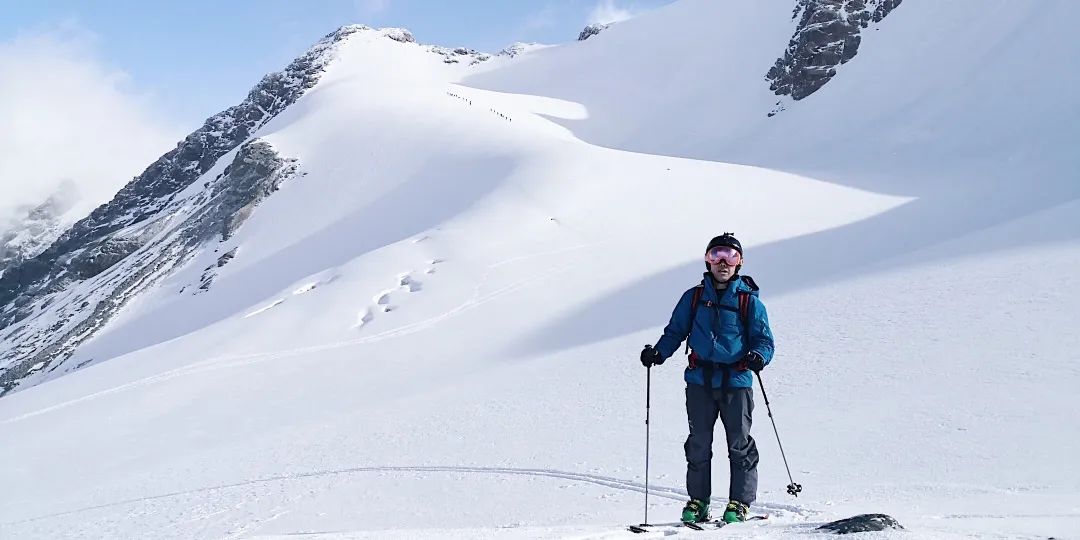 滑雪:在雪山上,画出第一条白色雪痕