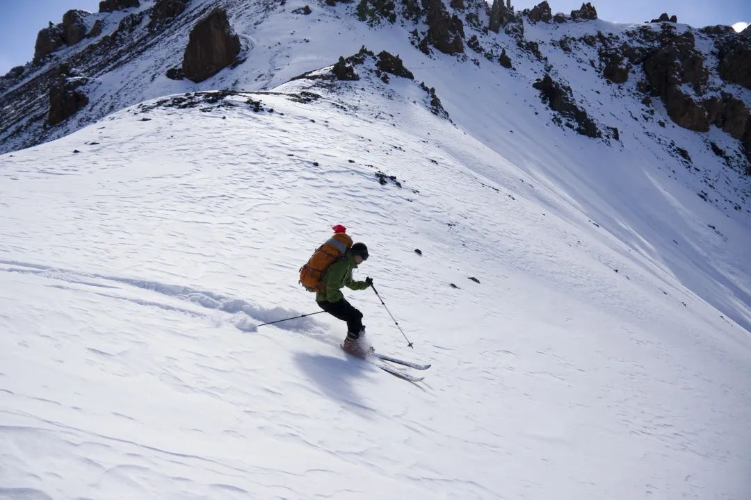 滑雪:在雪山上,画出第一条白色雪痕