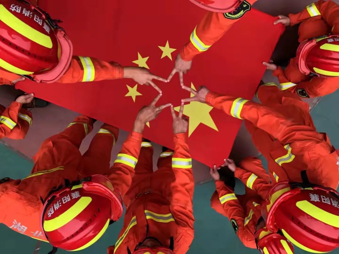 超燃巨幅国旗与消防员合照霸气表白祖国