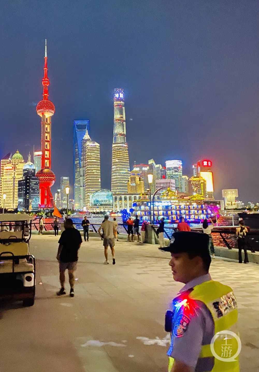 上海直升机国庆节挂国旗巡飞 北外滩亲水平台首次对外开放