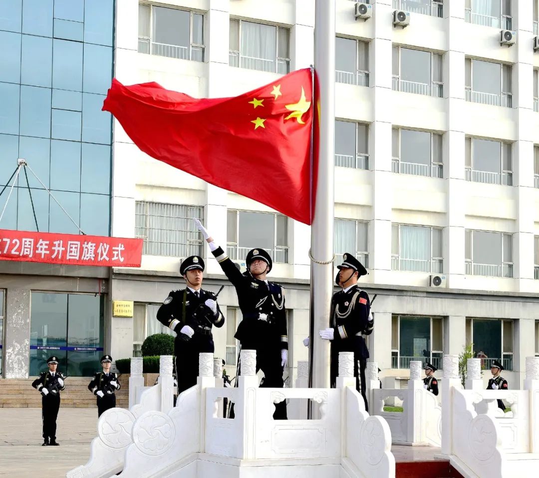 "护卫着国旗来到旗杆下走向升旗台以铿锵有力的正步步伐身着警礼服的