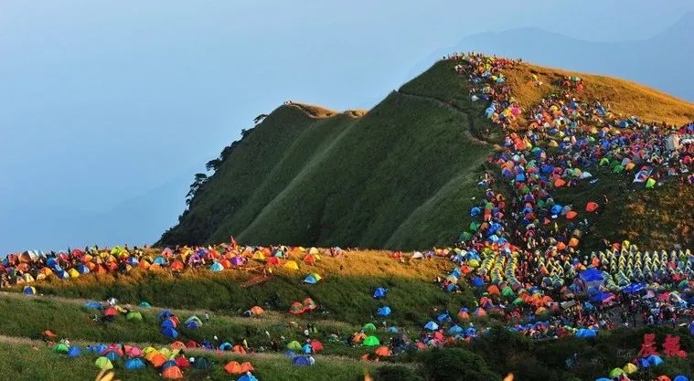 山顶刮大风帐篷满天飞,武功山景区:突遇大风商户未固定好