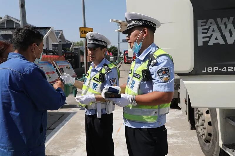 在沪陕高速公路六安北交通警察执法站,六安公安交警储召军正和队员们