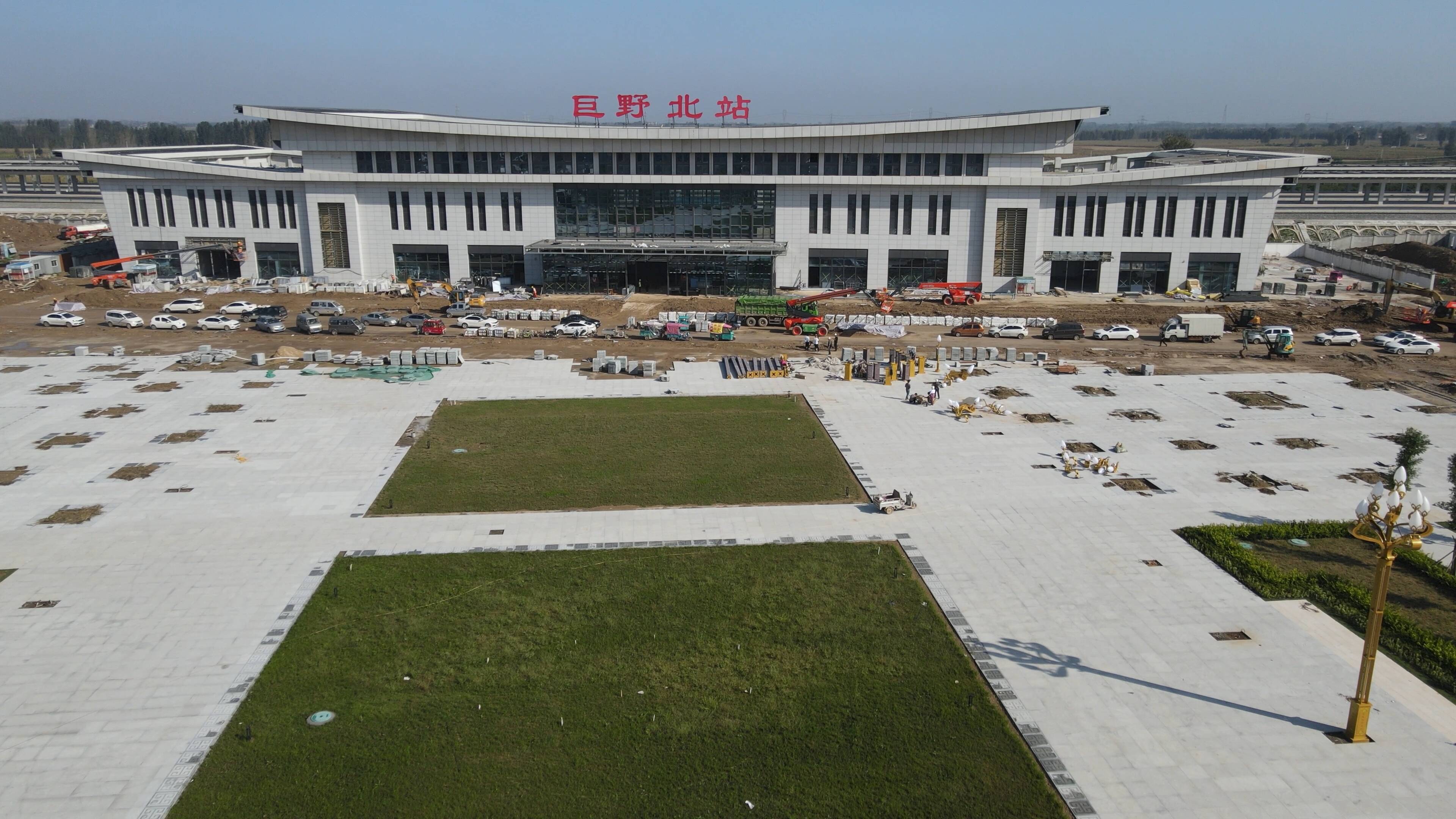 当大多数市民享受家人团聚,休闲游玩的时候,鲁南高铁项目巨野段的建设