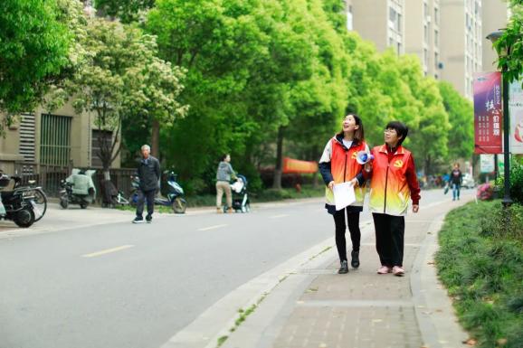的文明创建广告,有序出行的行人车辆,各类公共服务中心,群团活动风采