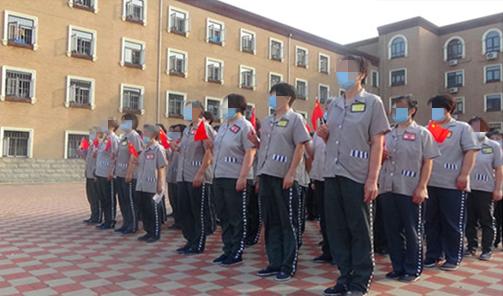 澎湃号>天津政法> 女子监狱组织服刑人员开展升国旗活动,旨在唤醒爱国
