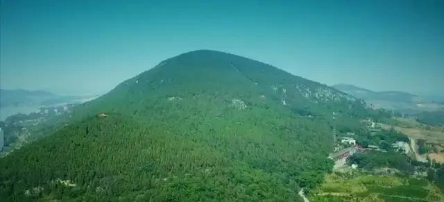 组图摄影   鲁商新泰新甫山 在曲径通幽之道,感受森林的宁静,在飞瀑流