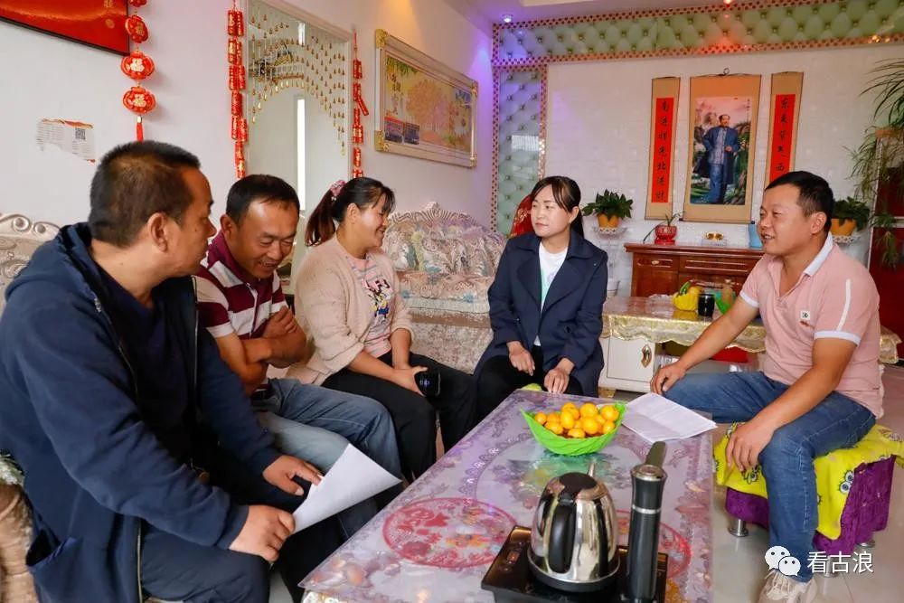 直滩镇龙泉村干部在张明宏家宣传还款政策