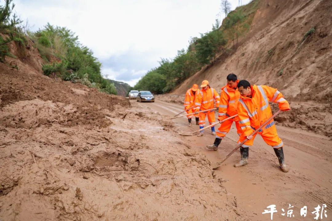 "杨鸿瑜称,由于降雨过程持续时间长,滑坡,坍塌一直都有,许多路上往往