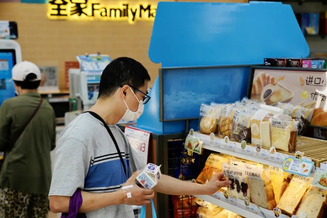 小编来到位于三门路上的全家便利店,发现这里的早餐属于"中西混搭"