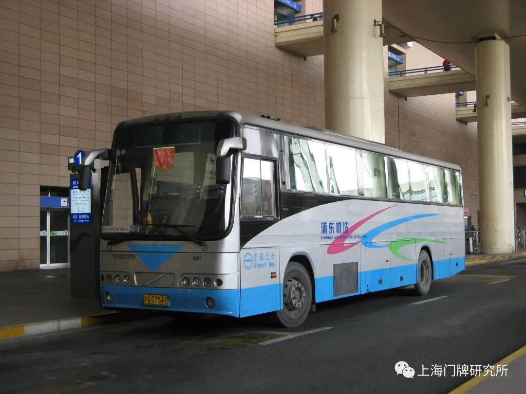 澎湃号>上海门牌研究所> 机场一线xw6120b10m型客车(魏家钧 摄)机场