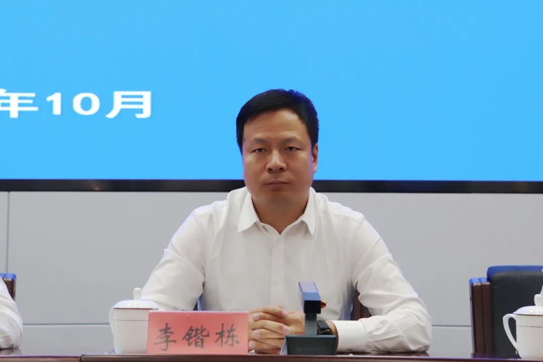 新闻发布会上,兴和县委副书记,政府代县长李锴栋代表兴和县委政府就