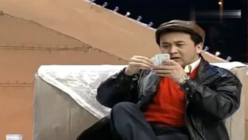 1994年春晚,黄宏和侯耀文表演了小品《打扑克,把名片当成扑克,引得