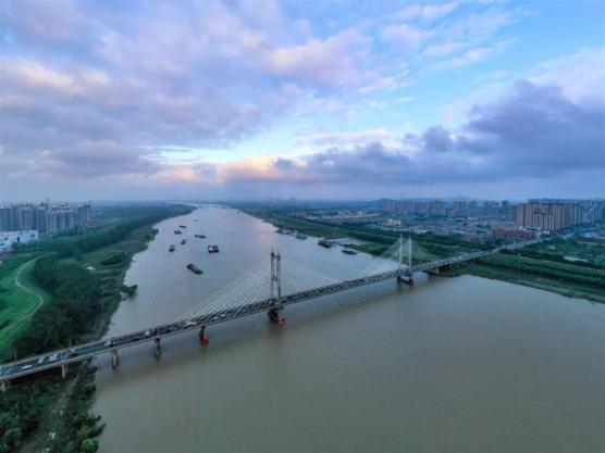 接下来 请跟随水利专家的航拍视角 欣赏淮河的蚌埠之美 ……▲津浦