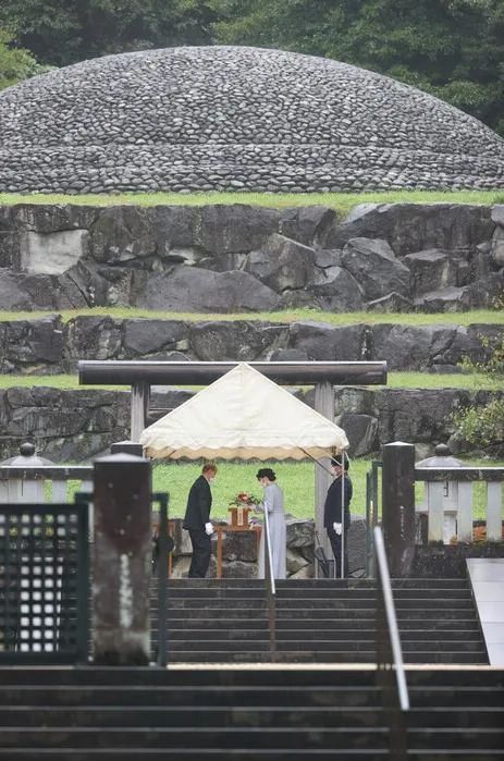 真子公主参拜昭和天皇陵墓报告自己婚事