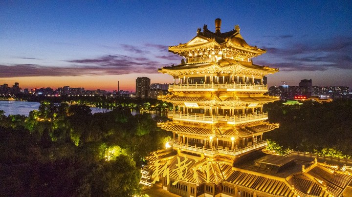 其成员有湖南岳阳的岳阳楼,湖北武汉的黄鹤楼,江西南昌的滕王阁,山东