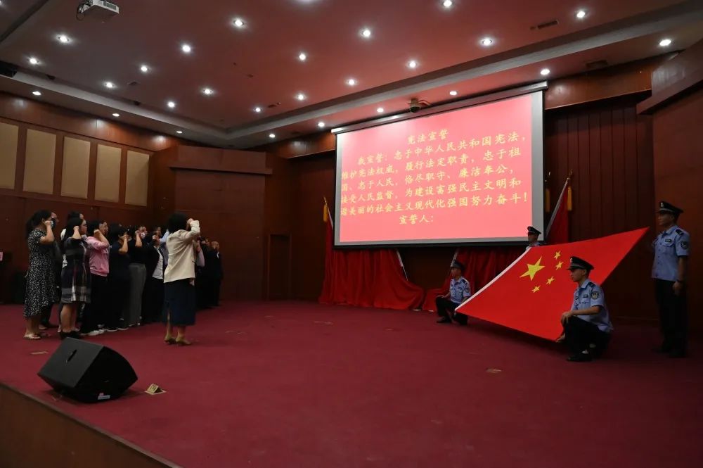广安区法院举行新任人民陪审员宪法宣誓仪式