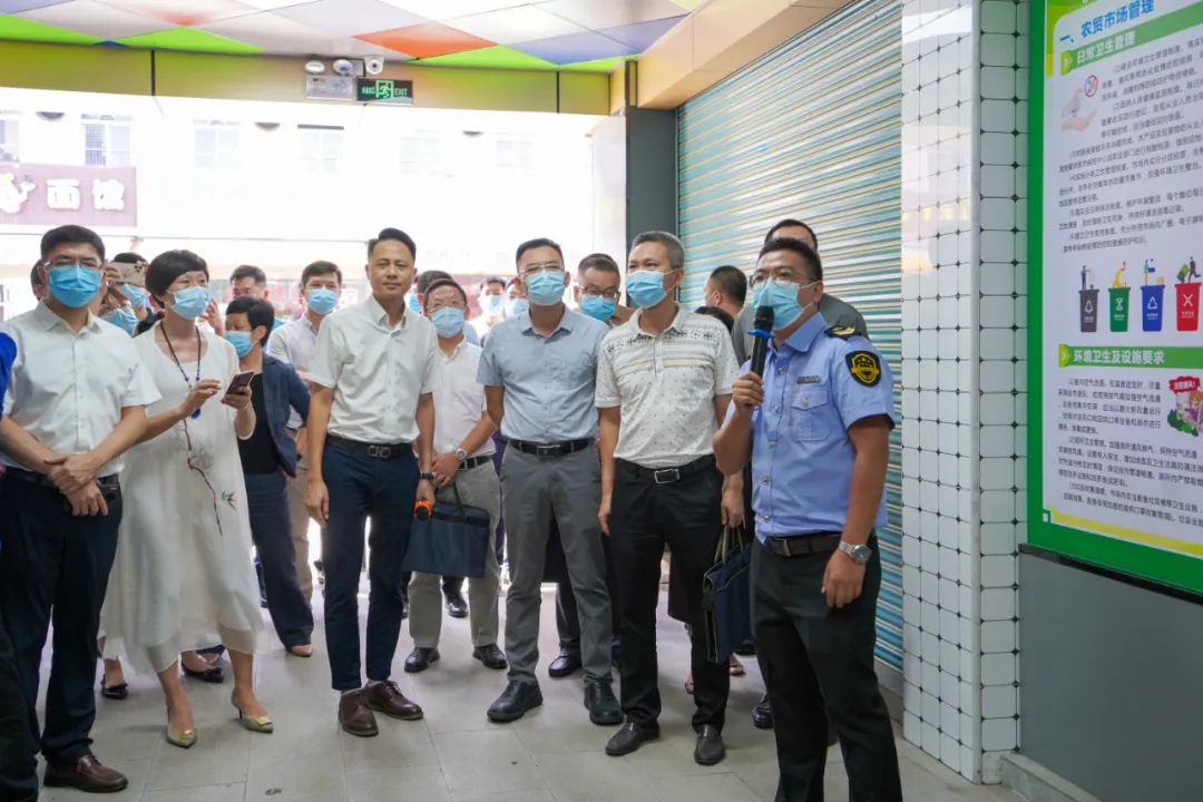 在会议前,李炬昆,黄伟明一行来到里水岗联市场,大冲市场现场了解改造