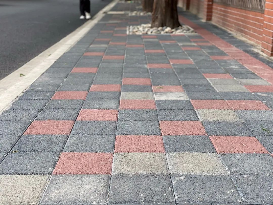 人行道也更换了彩色钢渣透水砖,尽显城市艺术感