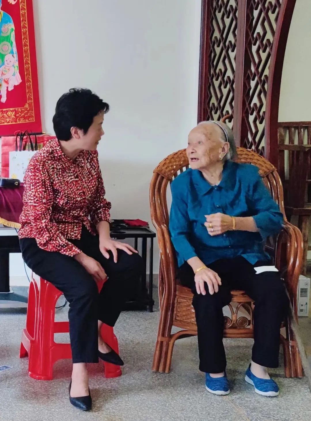 庆元妇联县妇联一行先后走访了吴福娇,邱章英,吴兆娥三位百岁老人,为