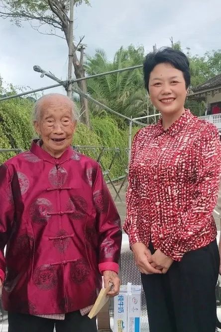 庆元妇联县妇联一行先后走访了吴福娇,邱章英,吴兆娥三位百岁老人,为