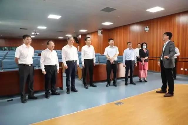 澎湃号>广西科技师范学院> 在学校文化广场,张鹏向王维平汇报了学校建