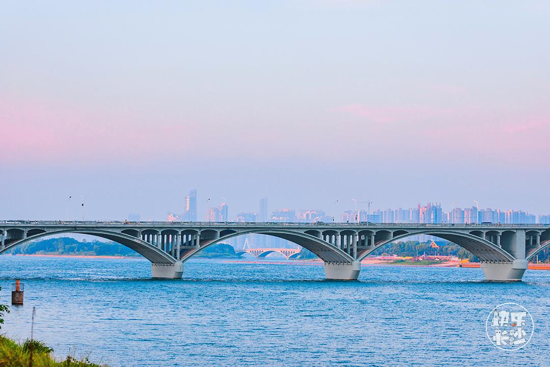 橘子洲大桥别名湘江一桥,于1971年9月正式开工,2006年它更名为橘子洲