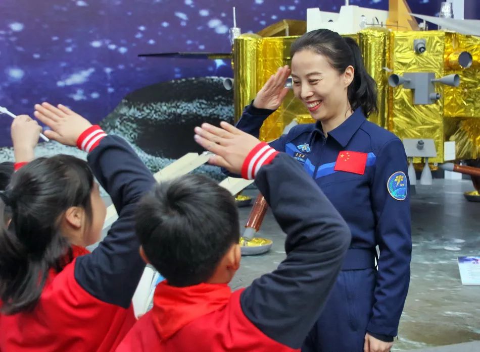 中国首位出舱女航天员王亚平要去天上为女儿摘星星