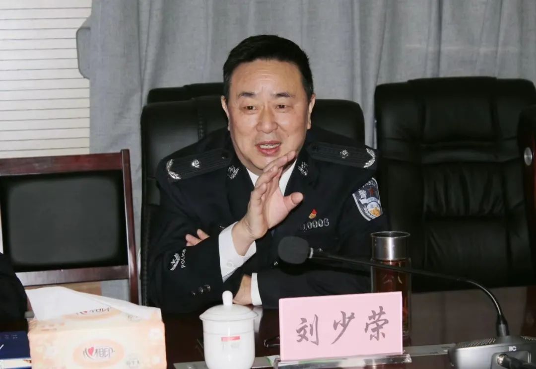 省法院法警总队副总队长刘少荣一行深入红原县人民法院督查六专四室