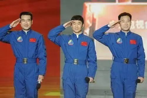 翟志刚第一位太空漫步的中国航天员