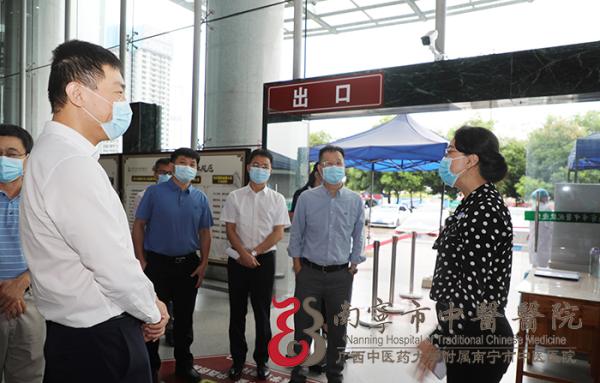 10月13日,玉林市卫生健康委员会主任,党组书记吴帅(左一)一行16人赴