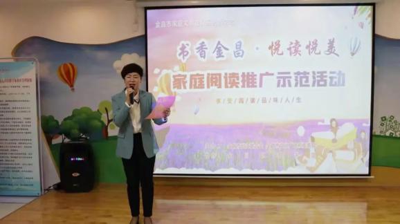 金昌市博物馆副馆长张德燕为大家讲解汉字的演变.